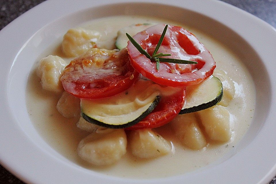 Tomaten-Zucchini-Gratin mit Gnocchi