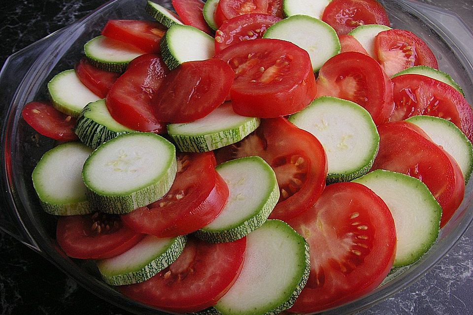 Tomaten-Zucchini-Gratin mit Gnocchi