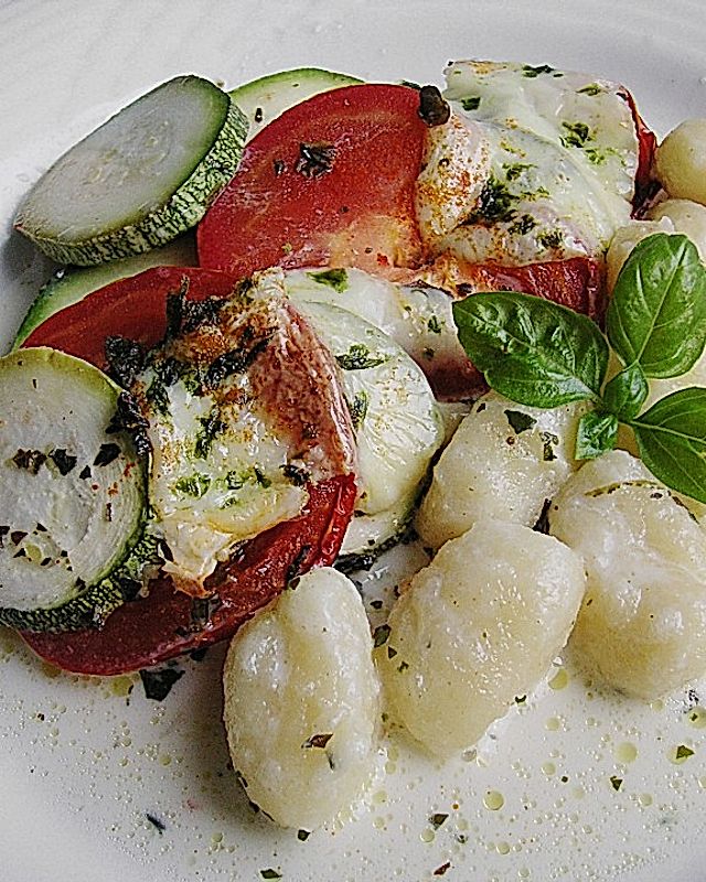 Tomaten-Zucchini-Gratin mit Gnocchi
