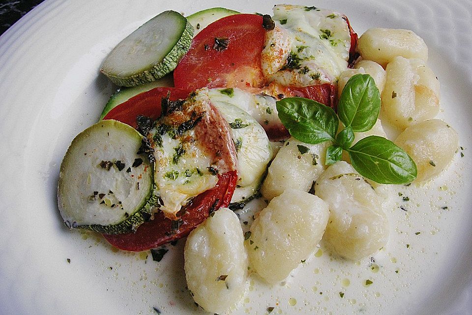 Tomaten-Zucchini-Gratin mit Gnocchi