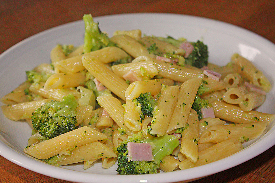 Penne an Sauce Hollandaise mit Brokkoli