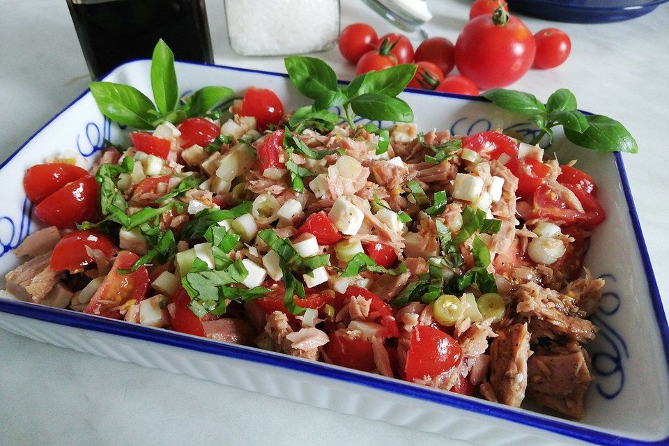 Tomatensalat mit Thunfisch und Feta-Käse