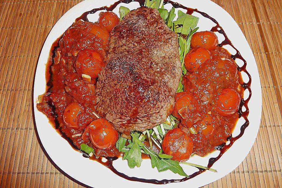 Rinderhüftsteak an Rucola und Balsamicocreme mit Cherrytomatensud