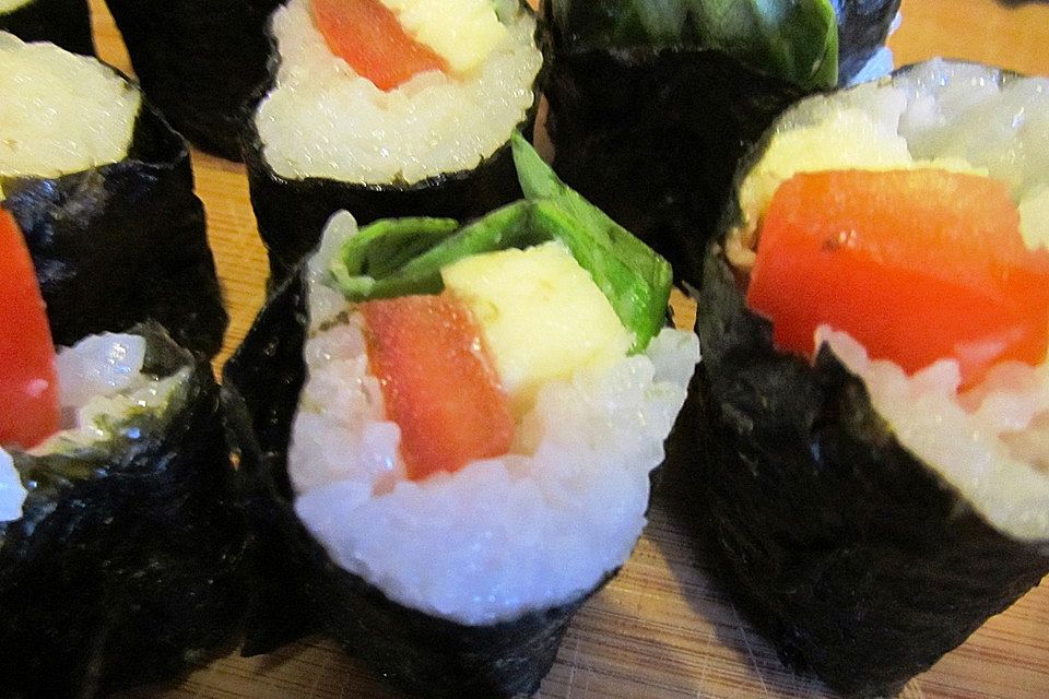 Sushi mit Tomate und Mozzarella