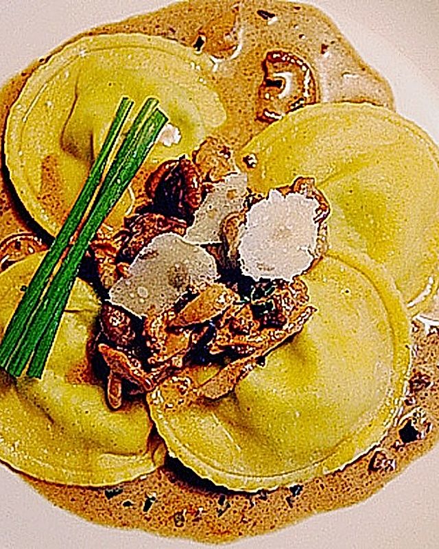 Albertos  Mangold-Ravioli mit Chickenwings und Shiitake-Pilze
