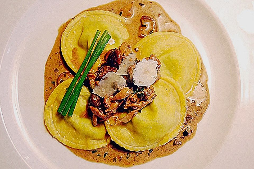 Albertos  Mangold-Ravioli mit Chickenwings und Shiitake-Pilze