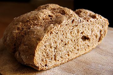 Mittelalterliches knuspriges, frisch gebackenes Brot