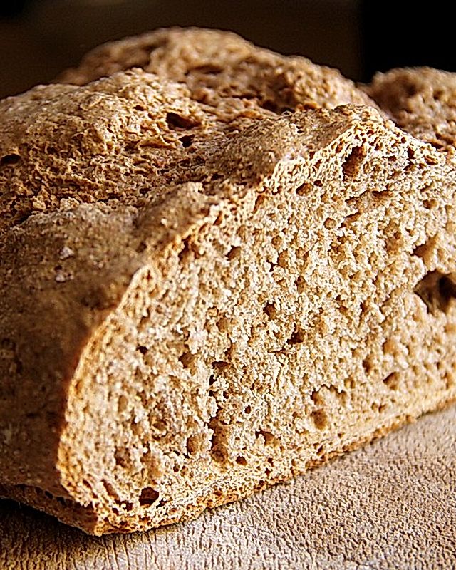 Mittelalterliches knuspriges, frisch gebackenes Brot