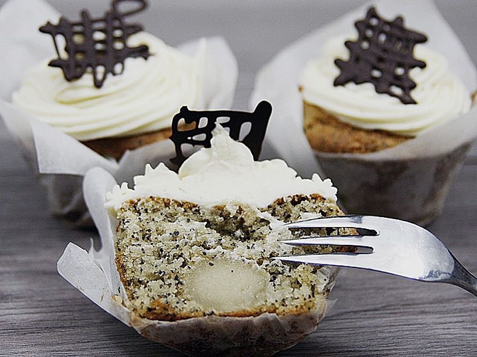 Marzipan-Mohn Cupcakes von dashonigkuchenpferd| Chefkoch