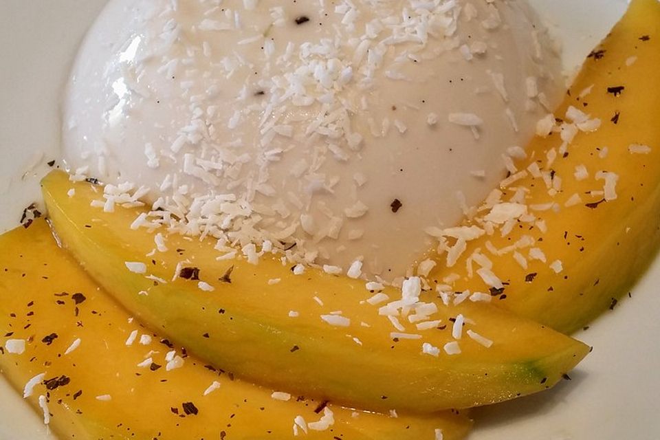 Kokos Panna cotta mit marinierten Mangos