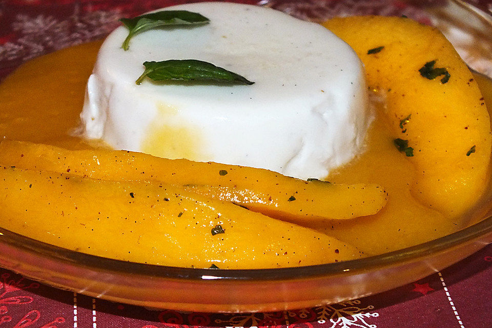 Kokos Panna cotta mit marinierten Mangos