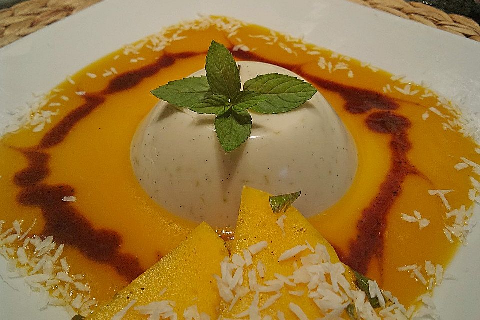 Kokos Panna cotta mit marinierten Mangos