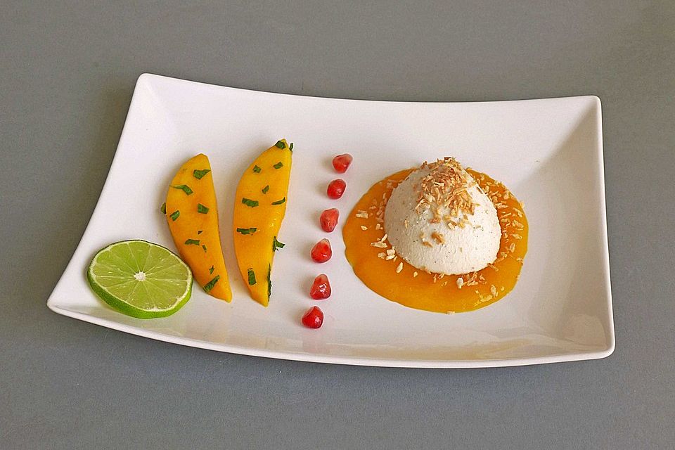 Kokos Panna cotta mit marinierten Mangos