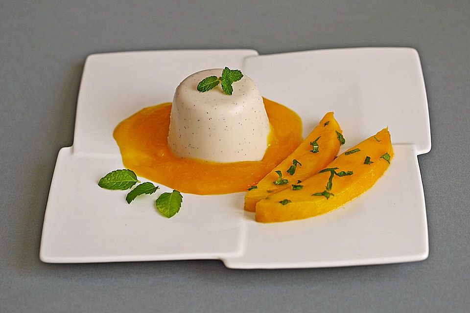 Kokos Panna cotta mit marinierten Mangos