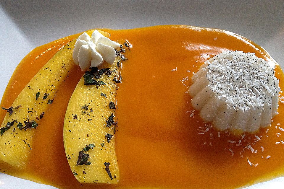 Kokos Panna cotta mit marinierten Mangos