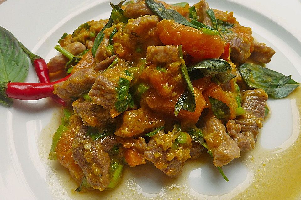 Thailändischer gebratener Kürbis mit Schweinefleisch und Ei