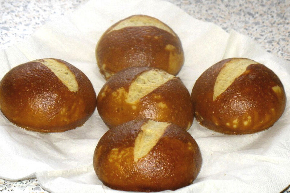 Albertos Weißwein-Laugenbrötchen