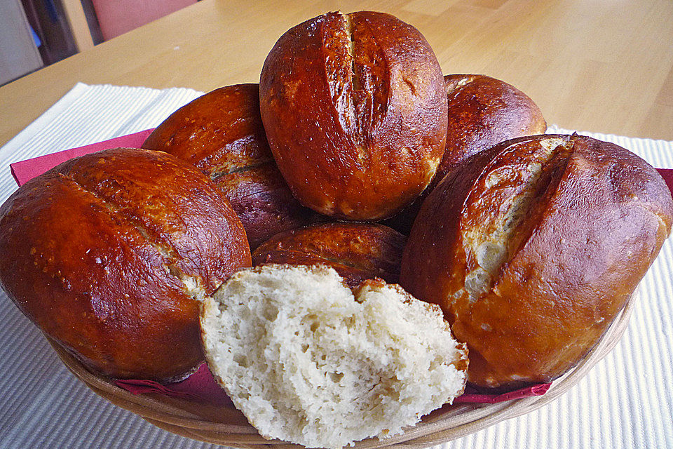 Albertos Weißwein-Laugenbrötchen