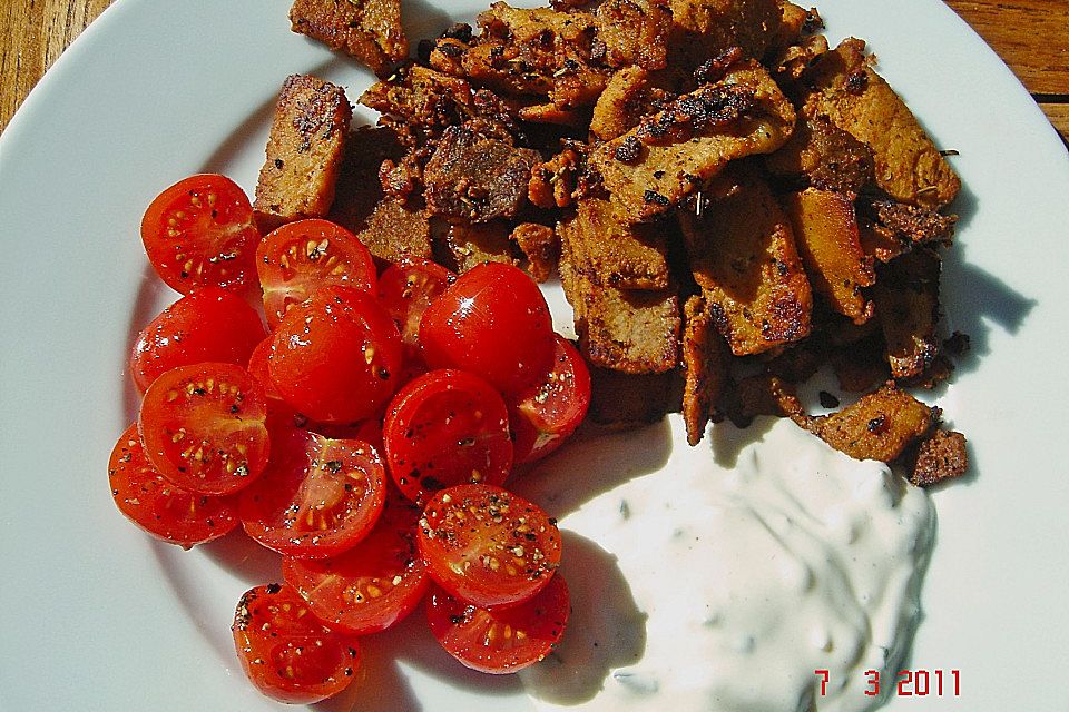 Gyros aus Schweinefilet mit Tzatziki und Tomatensalat