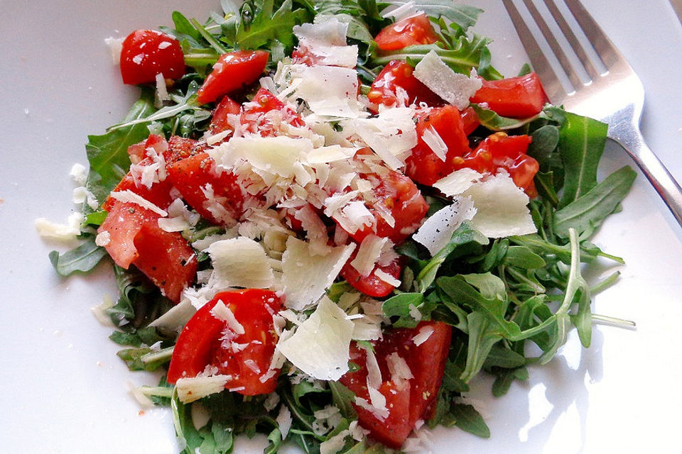 Tomaten-Rucola Salat mit Parmesan