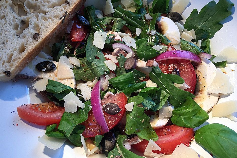 Tomaten-Rucola Salat mit Parmesan