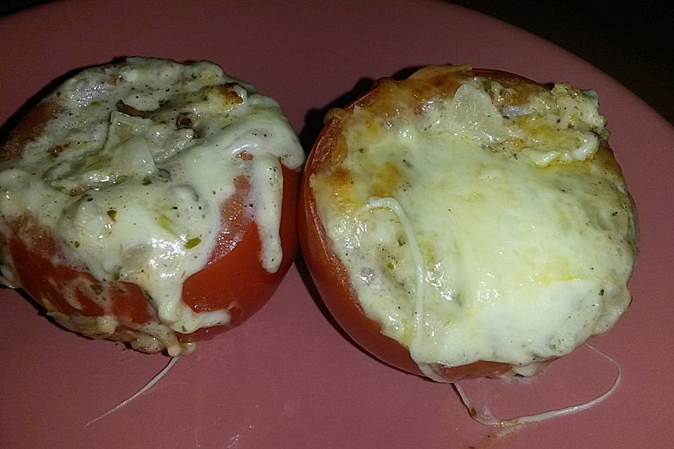 Gefüllte Tomaten mit Schafskäse-Zwiebelfüllung