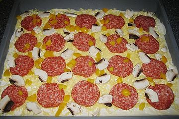 Flammkuchen Mit Salami Paprika Pilzen Und Kase Von Teddy Chefkoch