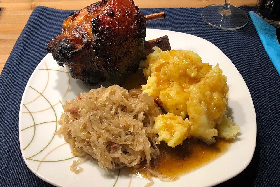 Knusprige Schweinshaxe mit Sauerkraut