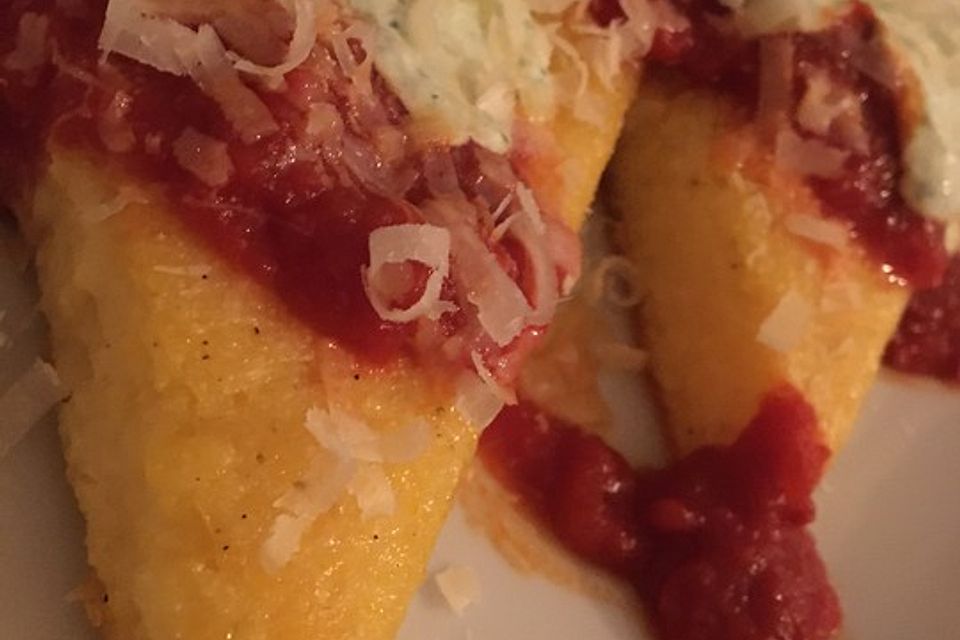 Polenta mit Tomatensauce und Basilikum-Ricotta