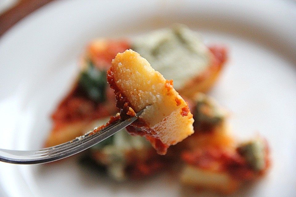 Polenta mit Tomatensauce und Basilikum-Ricotta