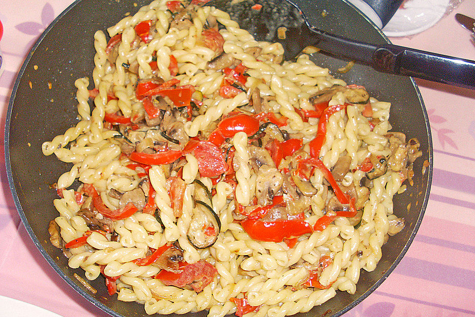 Bandnudeln mit einer Zucchini-Paprika-Sahne-Pfanne