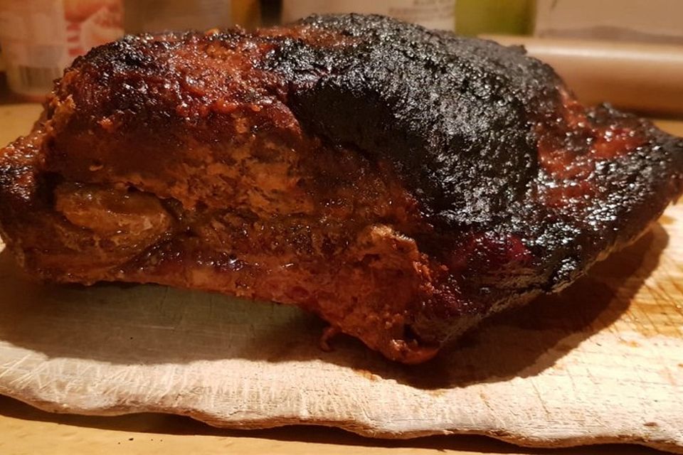 Spareribs mit Feuer aus dem Smoker