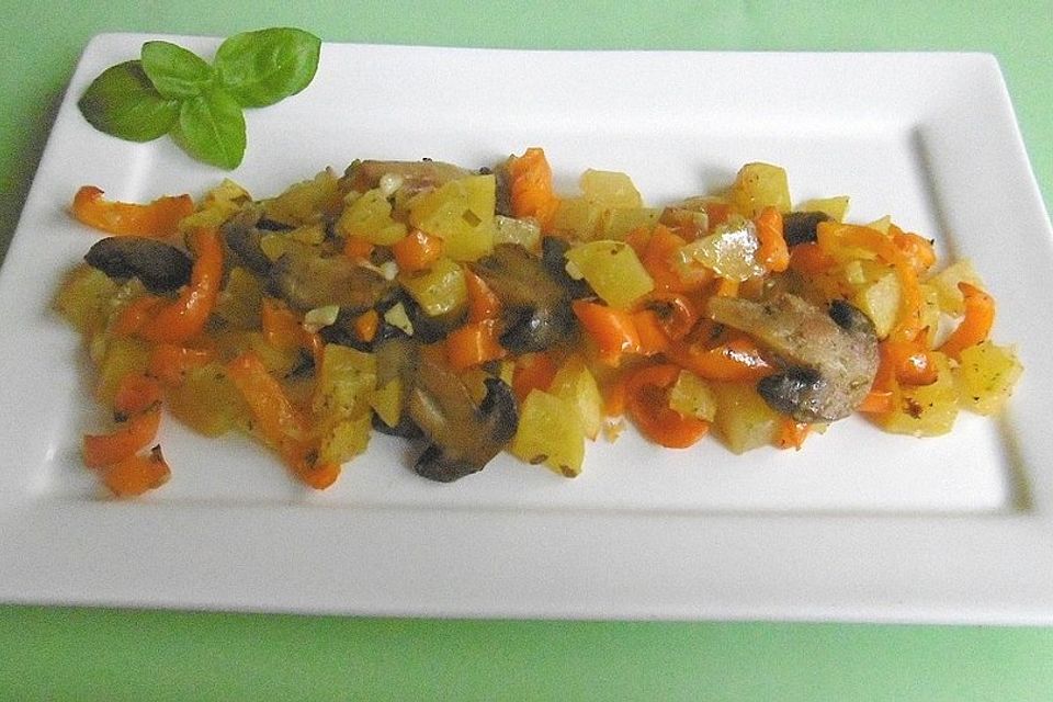 Kartoffelpfanne mit Paprikaschoten und Champignons