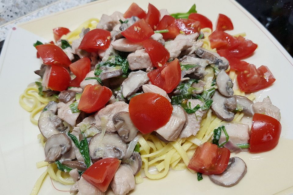 Hähnchenpfanne mit Champignons und Tomaten