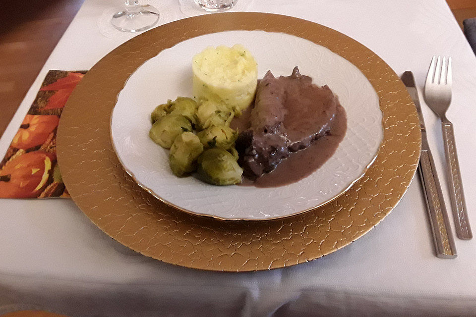 Lammkeule in Rotwein mit Rosenkohl und Stampfkartoffeln