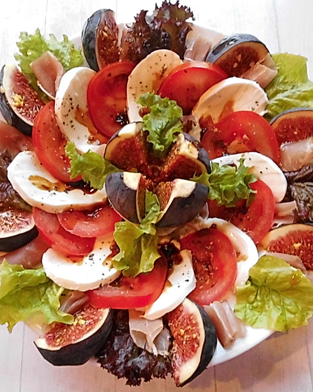 Tomate-Mozzarella Salat mit Feigen und Serrano-Schinken