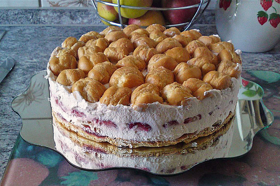 Brandteig-Erdbeer-Sahne-Torte