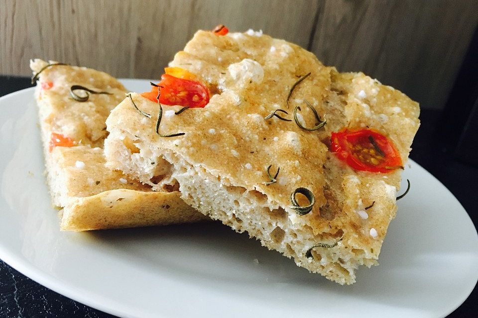 Focaccia mit Tomaten und Rosmarin