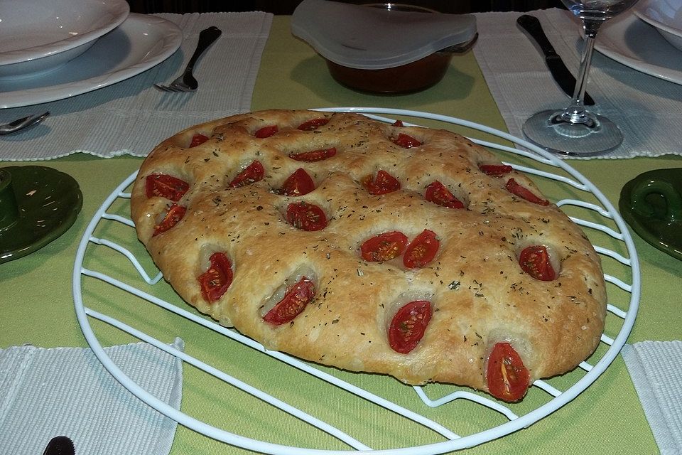 Focaccia mit Tomaten und Rosmarin