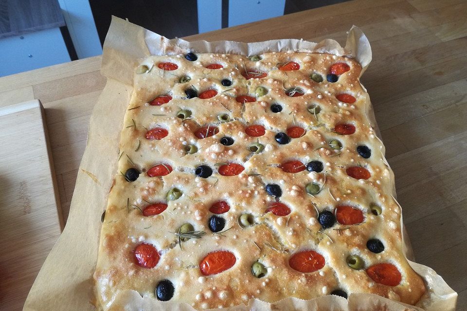 Focaccia mit Tomaten und Rosmarin