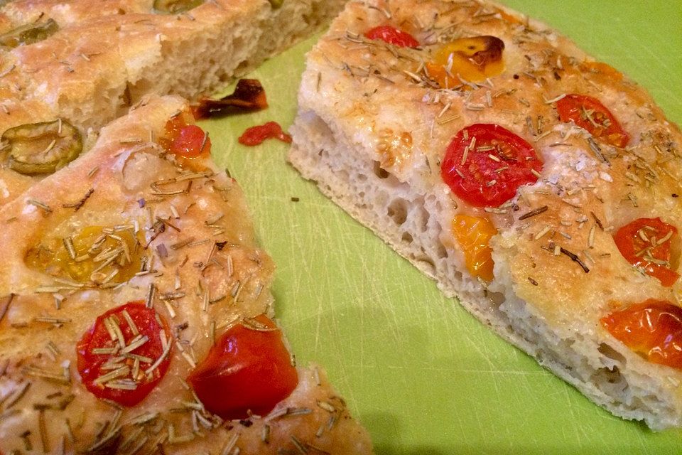 Focaccia mit Tomaten und Rosmarin