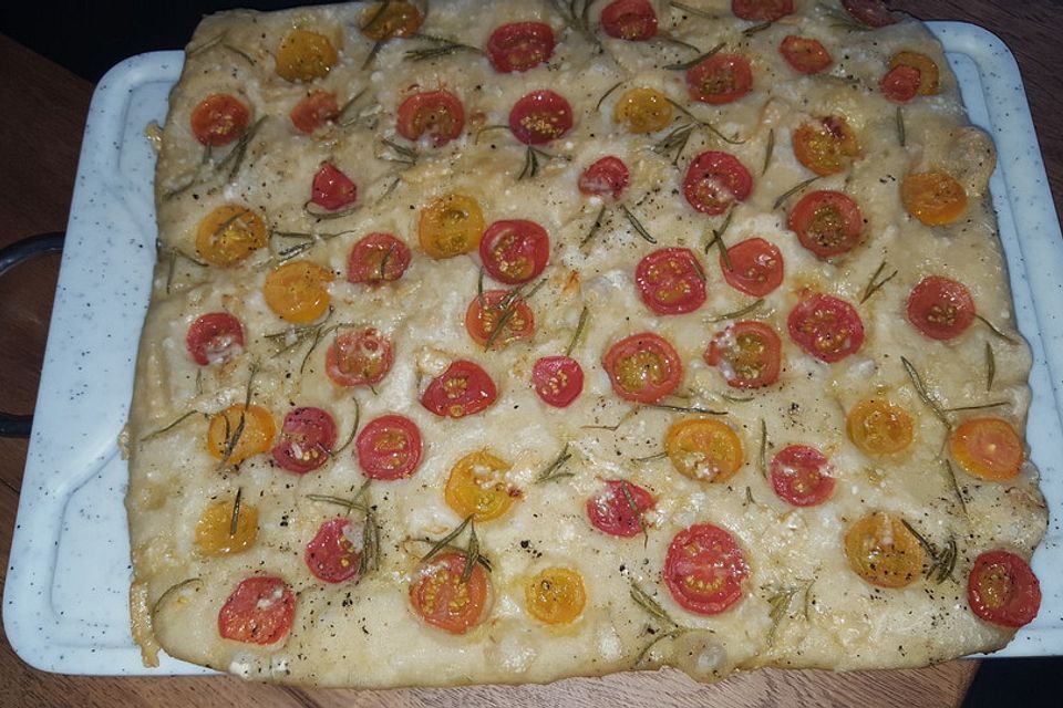 Focaccia mit Tomaten und Rosmarin