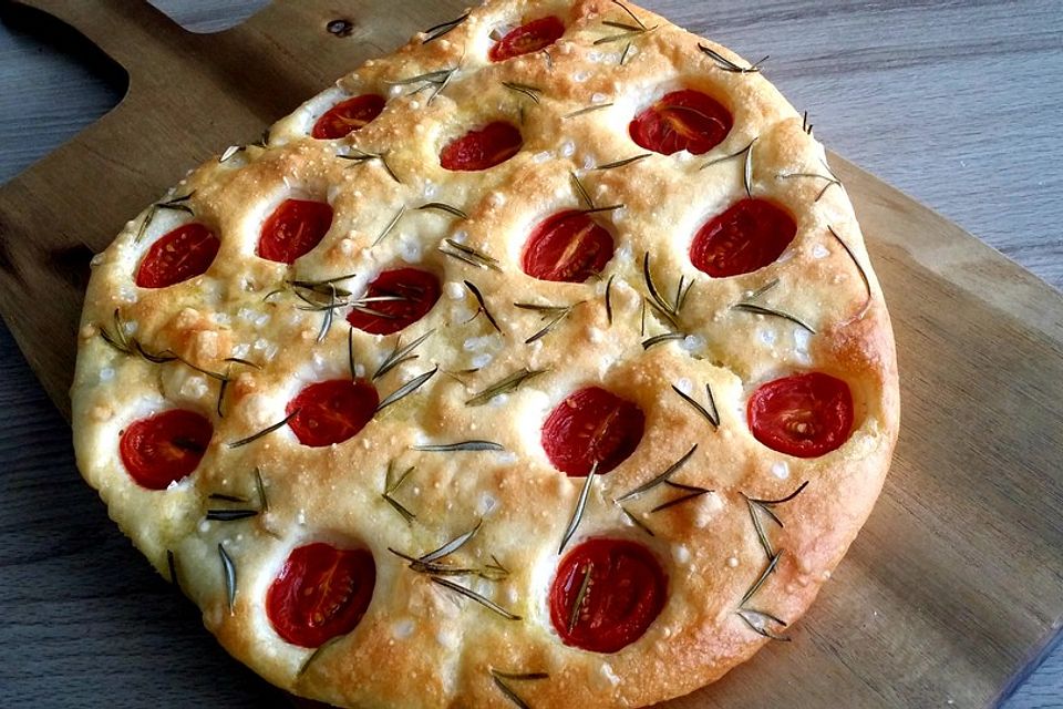 Focaccia mit Tomaten und Rosmarin