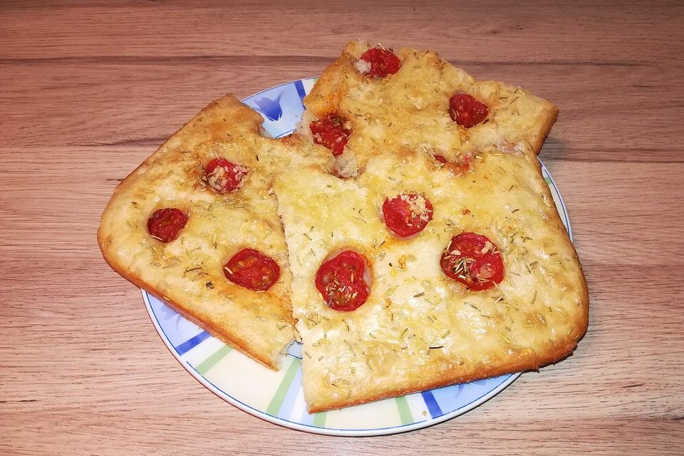 Focaccia mit Tomaten und Rosmarin