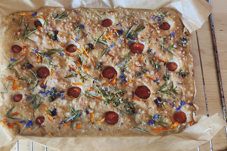 Focaccia mit Tomaten und Rosmarin