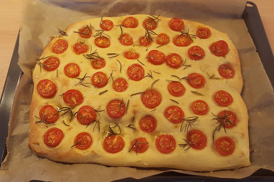 Focaccia mit Tomaten und Rosmarin