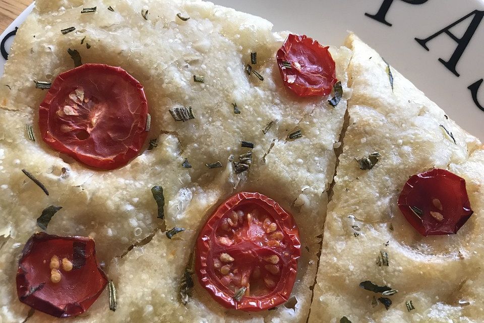 Focaccia mit Tomaten und Rosmarin