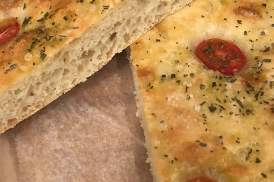 Focaccia mit Tomaten und Rosmarin