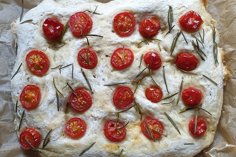 Focaccia mit Tomaten und Rosmarin