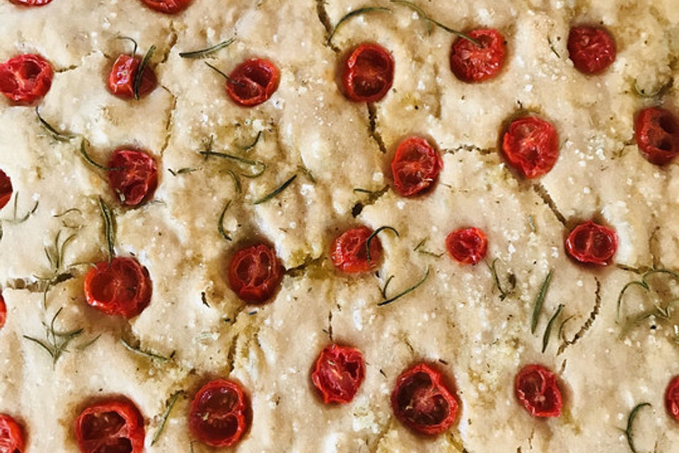 Focaccia mit Tomaten und Rosmarin